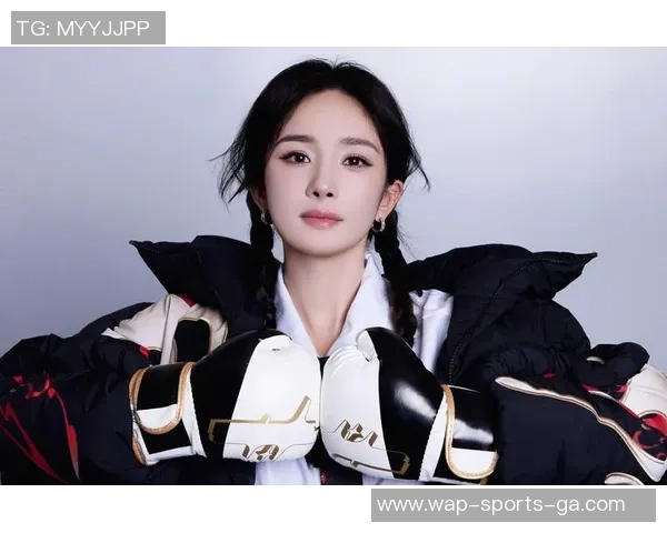 杨幂化身足球宝贝展现运动魅力与时尚风采引发热议