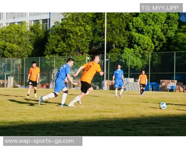 足球俱乐部更衣室的秘密与故事揭示了球员们的真实生活与团队精神