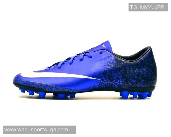 适合人草场地的足球鞋推荐让你轻松应对各种比赛挑战